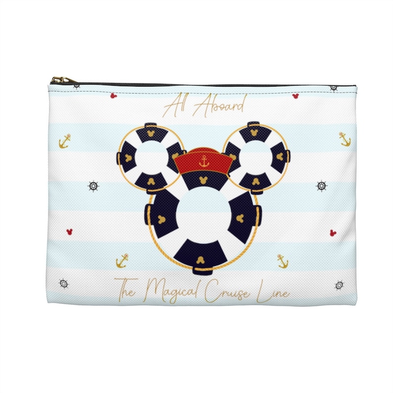 K&ouml;nnte beinhalten: Eine wei&szlig;e Rei&szlig;verschlusstasche mit blau-wei&szlig; gestreiftem Hintergrund. Die Tasche zeigt einen Mickey-Maus-Kopf aus drei Rettungsringen. Der Text "All Aboard The Magical Cruise Line" ist auf der Tasche aufgedruckt.