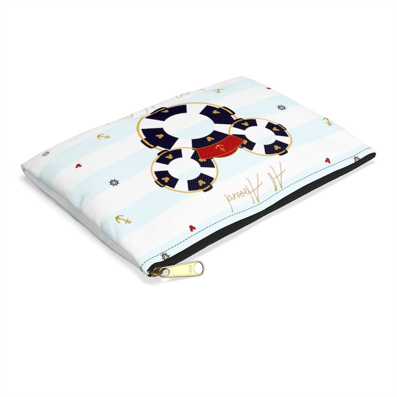 K&ouml;nnte beinhalten: Eine wei&szlig;e Rei&szlig;verschlusstasche mit blau-wei&szlig; gestreiftem Hintergrund. Die Tasche zeigt ein rotes, wei&szlig;es und blaues Mickey-Maus-Kopfdesign aus drei Rettungsringen. Der Text "prosely" ist in schwarzer Tinte auf der Tasche geschrieben.