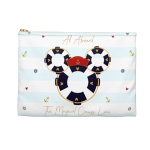 K&ouml;nnte beinhalten: Eine wei&szlig;e Rei&szlig;verschlusstasche mit blau-wei&szlig; gestreiftem Hintergrund. Die Tasche zeigt einen Mickey-Maus-Kopf aus drei Rettungsringen mit einer roten Kapit&auml;nsm&uuml;tze obenauf. Der Text "All Aboard The Magical Cruise Line" ist unter dem Mickey-Maus-Kopf aufgedruckt.