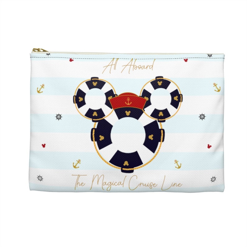 K&ouml;nnte beinhalten: Eine wei&szlig;e Rei&szlig;verschlusstasche mit blau-wei&szlig; gestreiftem Hintergrund. Die Tasche zeigt einen Mickey-Maus-Kopf aus drei Rettungsringen mit einer roten Kapit&auml;nsm&uuml;tze obenauf. Der Text "All Aboard The Magical Cruise Line" ist unter dem Mickey-Maus-Kopf aufgedruckt.