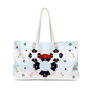 K&ouml;nnte beinhalten: Eine wei&szlig;e Canvas-Tragetasche mit blau-wei&szlig;em Streifenmuster. Die Tasche zeigt eine Mickey-Maus-Silhouette aus Rettungsringen mit einem roten Kapit&auml;nshut. Die Tasche ist mit Ankern, Herzen und Schiffsr&auml;dern verziert.
