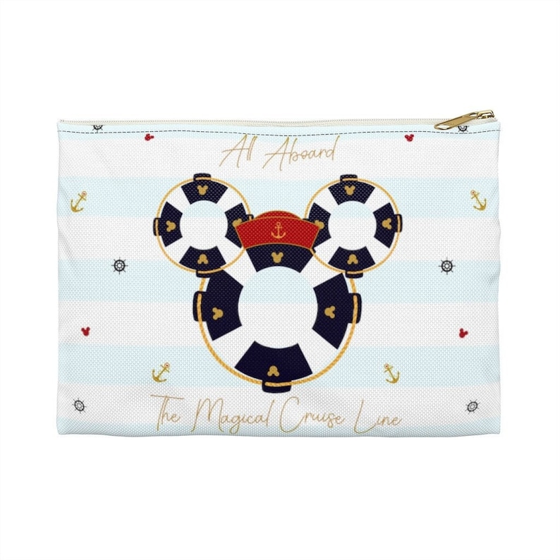 K&ouml;nnte beinhalten: Eine wei&szlig;e Canvas-Rei&szlig;verschlusstasche mit blau-wei&szlig; gestreiftem Hintergrund. Die Tasche zeigt ein Mickey-Mouse-Kopfdesign aus Rettungsringen. Der Text "All Aboard" und "The Magical Cruise Line" ist in Gold auf die Tasche gedruckt.