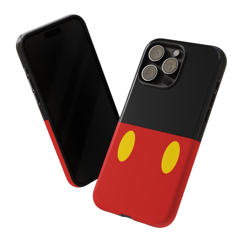 以下が含まれることがあります： 赤と黒のミッキーマウスのデザインが施された黒い携帯電話ケース。ケースにはカメラレンズ用の切り抜きがあります。