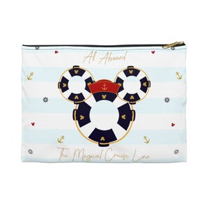 K&ouml;nnte beinhalten: Eine wei&szlig;e Rei&szlig;verschlusstasche mit blau-wei&szlig; gestreiftem Hintergrund. Die Tasche zeigt eine Mickey-Maus-Silhouette aus Rettungsringen mit einem roten Kapit&auml;nshut. Der Text "All Aboard The Magical Cruise Line" ist auf der Tasche aufgedruckt.