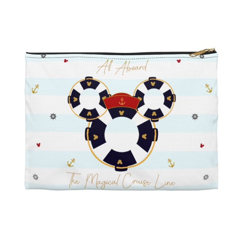 K&ouml;nnte beinhalten: Eine wei&szlig;e Rei&szlig;verschlusstasche mit blau-wei&szlig; gestreiftem Hintergrund. Die Tasche zeigt eine Mickey-Maus-Silhouette aus Rettungsringen mit einem roten Kapit&auml;nshut. Der Text "All Aboard The Magical Cruise Line" ist auf der Tasche aufgedruckt.
