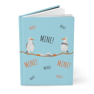 Peut inclure: Un carnet bleu avec une illustration de trois mouettes sur une corde. Les mouettes disent "MINE!" en texte orange.