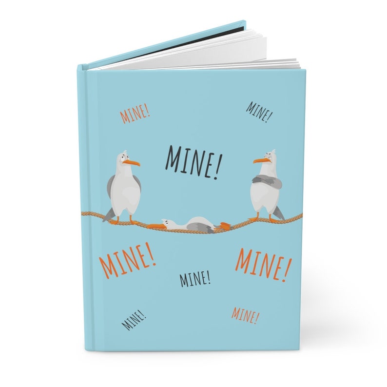 Peut inclure: Un carnet bleu avec une illustration de trois mouettes sur une corde. Les mouettes disent "MINE!" en texte orange.