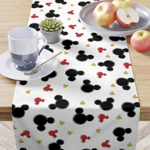 Corredor de mesa em cores do Mickey, cozinha da Disney, decoração da casa da Disney, jogo americano do Mickey, roupa de mesa, decoração de mesa, talheres da Disney, estampa completa