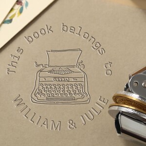 Benutzerdefinierte Prägestempel, aus dem Bibliothekspräger, personalisierter Buchpräger, Logopräger, Hochzeitsbenutzerdefinierte Prägestempel, Geschenk für Buchliebhaber