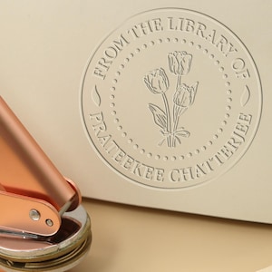 Tulpenbibliothek Prägestempel, Kundenspezifischer Blumenbuchprägestempel, Blumenstrauß der Tulpen, kundenspezifischer Blumendesign-Stempel, Geschenk für Buchliebhaber, Muttertagsgeschenk