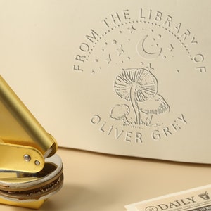 Embosseuse lune et champignons, Tampon de collection de livres de bibliothèque, Tampon de gaufrage champignon personnalisé, Embosseuse de nom personnalisée, Meilleur cadeau pour amateur de livres