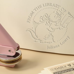 Benutzerdefinierte Prägestempel, niedliches Kätzchen liebt es zu lesen, persönliche Bibliothek Prägestempel, benutzerdefinierte Prägestempel, schönes Geschenk für Buchliebhaber!