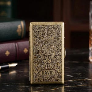 Estuche de cigarrillos de latón grabado vintage – Monograma personalizado con diseño floral, estuche de tabaco metálico retro personalizado para hombre, idea de regalo de lujo
