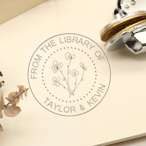 Pflaumen-Blumen-Design aus der Bibliothek Selbstfarbstempel, personalisierter Namensstempel, Geschenk für Buchliebhaber & Leser