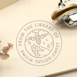 Bibliotheksbuchprägung, Buchstempel, personalisierte Buchprägung, benutzerdefinierter Name, Hochzeitsbenutzerdefinierte Prägung, Geschenk für Bücherwurm