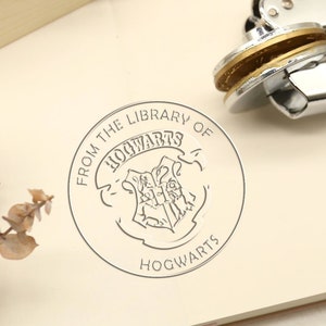 Embosseur de la bibliothèque/ex Libris, embosseuse de livre personnalisé, conception personnalisée, école de magie, tampon de livre, cadeau pour amateur de lecture/lecture