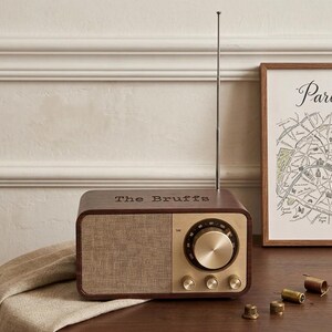 Rádio retrô de madeira personalizado – Caixa de som Bluetooth vintage personalizada – Monograma gravado – Estampa floral
