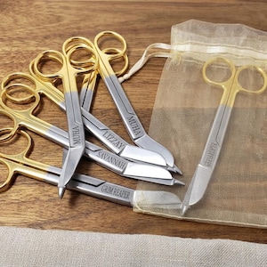 Pode incluir: Um conjunto de três canecas de cerâmica com acabamento fosco e salpicado. As canecas são em tons de creme, cinza claro e cinza escuro. Cada caneca tem um design simples e minimalista, perfeito para café ou chá.