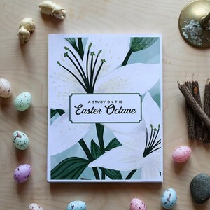 Pode incluir: Um livreto branco com um design floral verde e branco. O título do livreto é "A Study on the Easter Octave".