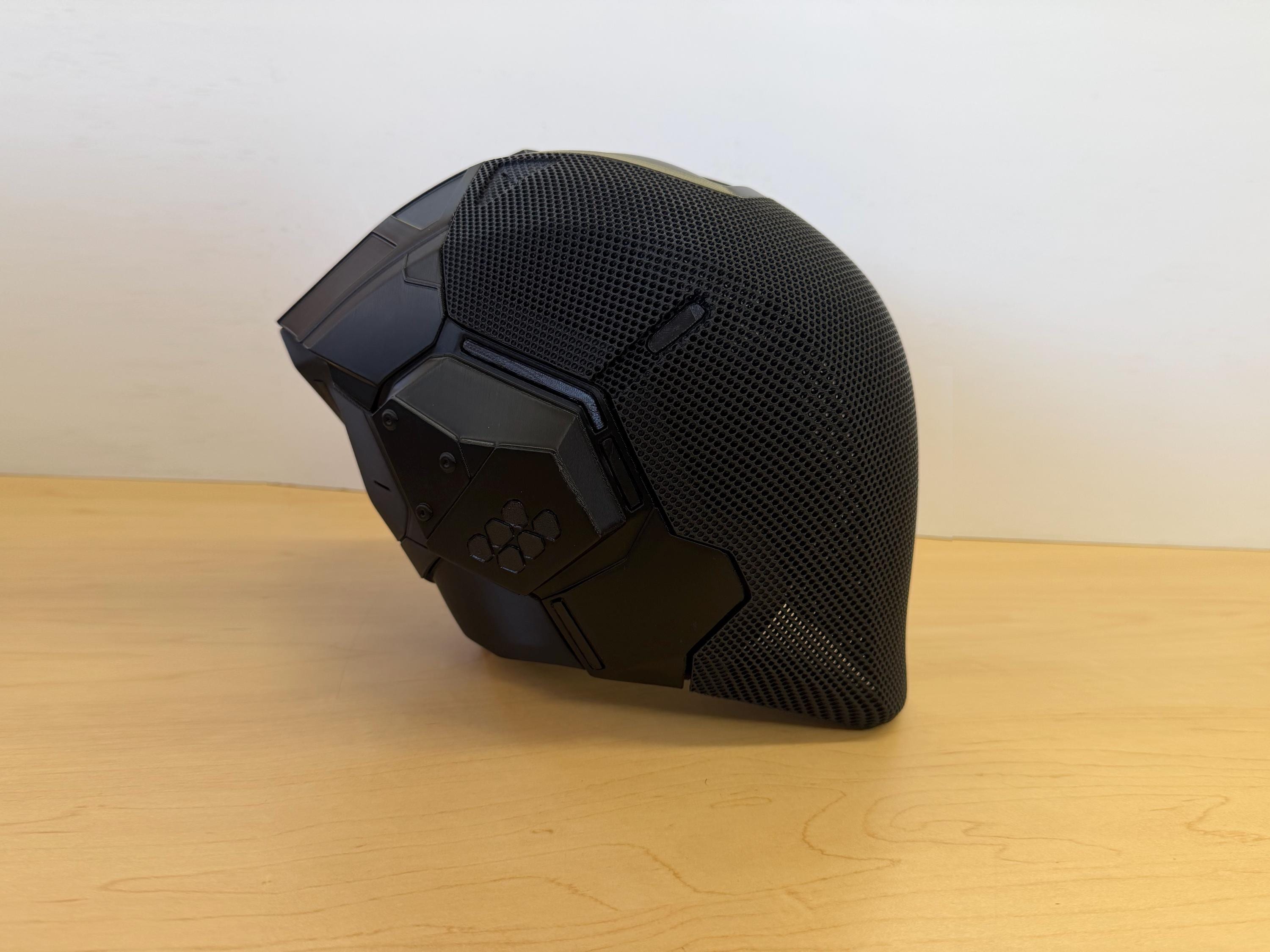 着用可能なトロン アレス ヘルメット: 磁気アセンブリを備えた 3D 