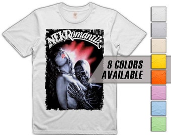 Puede incluir: Camiseta blanca con un estampado gráfico en blanco y negro de una mujer y un esqueleto con el texto "Nekromantik" en rojo y negro.