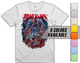 Puede incluir: Camiseta blanca con un estampado gráfico de una cara distorsionada y sangrienta con el texto "Dead Alive" encima. El gráfico es en rojo, negro y blanco. Hay 8 colores disponibles.