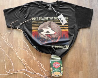 Wees geen onderdeel van het probleem, possum V2 | T-shirt in blik! | Cadeau voor elke gelegenheid, T-shirt voor een verjaardag, kerst en meer!