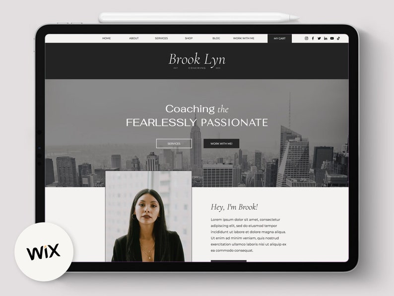 Peut inclure: Capture d'&eacute;cran d'un site Web montrant un portrait d'une femme et le texte "Coaching the FEARLESSLY PASSIONATE" sur un fond de ville en noir et blanc. Le site Web est intitul&eacute; "Brook Lyn Coaching".