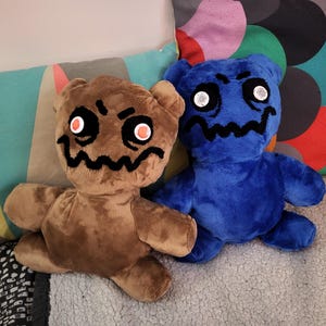 Monsterpluche. Grote griezelige handgemaakte knuffelzachte knuffel. Goth punk gremlin halloween raar decor kussen beer. Enge decoraties.