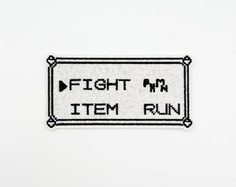 Toppa ricamata con menu di battaglia Pokémon Rosso e Blu Pkmn – Toppa Pixel Fight Bag Run / Nostalgia per giocatori retrò / Termoadesiva o adesiva / Miglior regalo