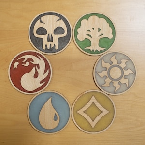 Dessous de verre en bois avec incrustation de résine époxy, symbole de mana de Magic the Gathering (MTG)