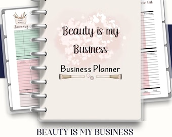 Könnte beinhalten: Ein druckbarer und digitaler Businessplaner mit einem rosa und weißen Aquarellhintergrund. Der Planer hat den Text "Beauty is my Business" und "Business Planner" auf dem Cover. Der Planer enthält auch zwei Make-up-Pinsel.