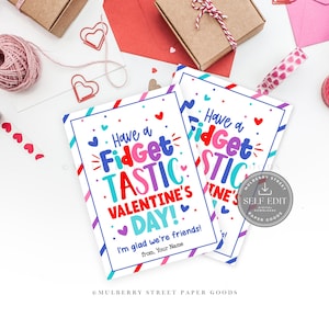 Puede incluir: Un juego de tres cuencos de cerámica anidados en tonos azules, verdes y blancos. Los cuencos presentan un esmalte moteado y un diseño sencillo y moderno. El cuenco más grande mide aproximadamente 15 cm de diámetro.