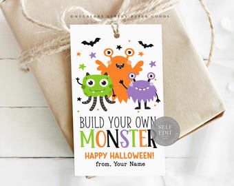 Può includere: Un'etichetta bianca a tema Halloween, con tre mostri dei cartoni animati arancioni, verdi e viola. L'etichetta recita "Build Your Own Monster" e "Happy Halloween!" con spazio per un nome. Pipistrelli e stelle nere decorano la parte superiore.