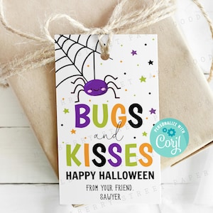 Puede incluir: Una etiqueta de regalo blanca con una araña morada y verde en una telaraña. La etiqueta dice "Bugs and Kisses" con un esquema de color morado, verde y naranja. También dice "Feliz Halloween" y "De parte de tu amigo."