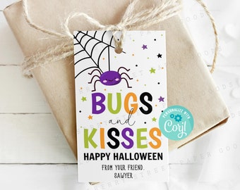 Pode incluir: Uma etiqueta de presente retangular branca com uma aranha roxa pendurada em uma teia preta, estrelas coloridas e o texto BUGS and KISSES HAPPY HALLOWEEN FROM YOUR FRIEND SAWYER. A etiqueta tem um furo com barbante preso.