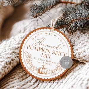 Może przedstawiać: Okrągła, brązowo-biała etykieta z napisem "MADE WITH LOVE Homemade PUMPKIN SPICE MIX" i ilustracją dyni. Etykieta jest przymocowana sznurkiem i umieszczona na przytulnym, teksturowanym tle.