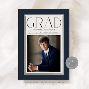 K&ouml;nnte beinhalten: Eine marineblaue Graduation-Ank&uuml;ndigung mit silbernem Rand. Die Ank&uuml;ndigung zeigt ein Foto eines jungen Mannes im Anzug, den Text "GRAD" und den Namen "HUDSON ANDREWS". Der Text "Class of '25 | Lincoln High School" ist ebenfalls enthalten.