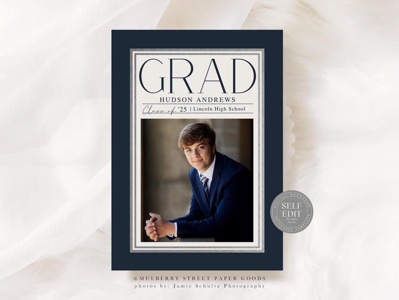 K&ouml;nnte beinhalten: Eine marineblaue Graduation-Ank&uuml;ndigung mit silbernem Rand. Die Ank&uuml;ndigung zeigt ein Foto eines jungen Mannes im Anzug, den Text "GRAD" und den Namen "HUDSON ANDREWS". Der Text "Class of '25 | Lincoln High School" ist ebenfalls enthalten.