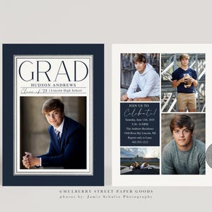 K&ouml;nnte beinhalten: Eine Graduation-Ank&uuml;ndigung mit einem marineblauen Hintergrund und silbernen Verzierungen. Die Ank&uuml;ndigung zeigt ein Foto eines jungen Mannes im Anzug und mit Krawatte, sowie den Text "GRAD" in fetter, wei&szlig;er Schrift. Die Ank&uuml;ndigung enth&auml;lt auch den Namen des Absolventen, "Hudson Andrews", und das Jahr des Abschlusses, "Class of '25". Die Ank&uuml;ndigung enth&auml;lt auch den Namen der High School, "Lincoln High School". Die Ank&uuml;ndigung enth&auml;lt auch eine Fotocollage des Absolventen in verschiedenen Umgebungen, darunter ein Foto von ihm in einer Footballuniform. Die Ank&uuml;ndigung enth&auml;lt auch den Text "Join us to Celebrate" und das Datum und die Uhrzeit der Abschlussfeier. Die Ank&uuml;ndigung enth&auml;lt auch die Adresse der Abschlussfeier. Die Ank&uuml;ndigung enth&auml;lt auch den Text "Mulberry Street Paper Goods" und den Namen des Fotografen, "Jamie Schultz Photography".
