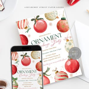 Puede incluir: Una invitaci&oacute;n festiva para una Fiesta de Intercambio de Adornos, con ilustraciones en acuarela de adornos navide&ntilde;os rojos y dorados. La invitaci&oacute;n se muestra sobre una superficie blanca con un smartphone que muestra el mismo dise&ntilde;o.