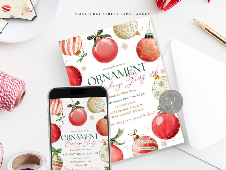 Puede incluir: Una invitaci&oacute;n festiva para una Fiesta de Intercambio de Adornos, con ilustraciones en acuarela de adornos navide&ntilde;os rojos y dorados. La invitaci&oacute;n se muestra sobre una superficie blanca con un smartphone que muestra el mismo dise&ntilde;o.