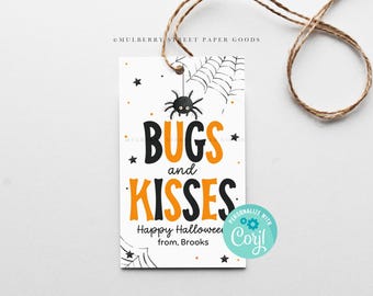 Può includere: Etichetta regalo bianca con un ragno nero su una ragnatela, testo arancione che dice "Bugs and Kisses", e le parole "Happy Halloween from, Brooks".