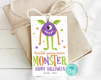 Può includere: Un'etichetta regalo bianca con un mostro viola con un occhio e braccia arancioni e verdi. L'etichetta dice "Costruisci il tuo MONSTRO BUON HALLOWEEN da Kai" e ha un piccolo cerchio blu con il testo "PERSONALIZZA CON CORYL".