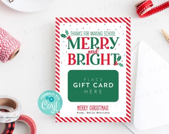 Könnte beinhalten: Eine weihnachtliche Geschenkkartenhalterung mit einem rot-weiß gestreiften Rand. Die Karte trägt die Aufschrift "MERRY and BRIGHT" in Rot und Grün, mit Platz für eine Geschenkkarte und dem Text "MERRY CHRISTMAS".