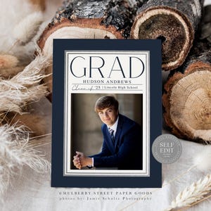 K&ouml;nnte beinhalten: Eine marineblaue Graduation Announcement mit silbernem Rand. Die Ank&uuml;ndigung zeigt ein Foto eines jungen Mannes im Anzug und mit Krawatte. Der Text auf der Ank&uuml;ndigung lautet "GRAD", "HUDSON ANDREWS", "Class of '25 | Lincoln High School", "MULBERRY STREET PAPER GOODS" und "photos by: Jamie Schultz Photography".