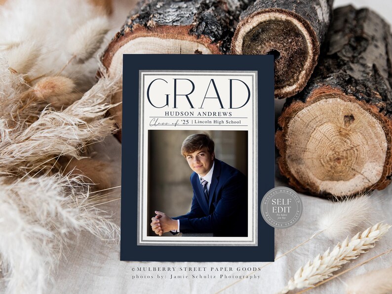 K&ouml;nnte beinhalten: Eine marineblaue Graduation Announcement mit silbernem Rand. Die Ank&uuml;ndigung zeigt ein Foto eines jungen Mannes im Anzug und mit Krawatte. Der Text auf der Ank&uuml;ndigung lautet "GRAD", "HUDSON ANDREWS", "Class of '25 | Lincoln High School", "MULBERRY STREET PAPER GOODS" und "photos by: Jamie Schultz Photography".