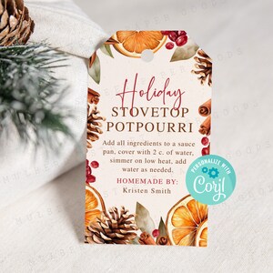 Puede incluir: Una etiqueta de regalo imprimible con una ilustración de acuarela de naranjas, palitos de canela, piñas y arándanos. El texto en la etiqueta dice "Potpourri de estufa navideña" e incluye instrucciones para hacer el potpourri. La etiqueta también incluye un logotipo personalizado de "Coryl".