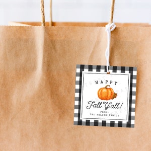 Op de afbeelding: Een zwart-wit geblokt cadeau-etiket met een pompoenillustratie en de tekst "Happy Fall Y'all! From: The Nelson Family".