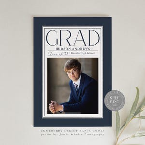 K&ouml;nnte beinhalten: Eine marineblaue Graduation Announcement mit silbernem Rand. Die Ank&uuml;ndigung zeigt ein Foto eines jungen Mannes im Anzug und mit Krawatte. Der Text auf der Ank&uuml;ndigung lautet "GRAD", "HUDSON ANDREWS", "Class of '25 | Lincoln High School", "MULBERRY STREET PAPER GOODS" und "photos by: Jamie Schultz Photography".